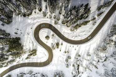 Blick aus einer Drohne auf die kurvenreiche Straße zwischen Antorno und Misurina entlang verschneiter Wälder, Dolomiten, Provinz Belluno, Venetien, Italien, Europa - RHPLF17067