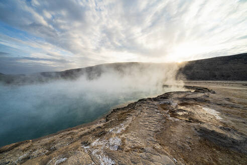 Heißes Wasser und Dampf spritzen aus dem Geysir Ala Lobet (Alol Bet), Semera, Region Afar, Äthiopien, Afrika - RHPLF17080