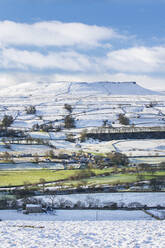 Neuschnee und Wintersonne auf den Berggipfeln in Wensleydale um Nappa Scar und Addlebrough, North Yorkshire, England, Vereinigtes Königreich, Europa - RHPLF17101