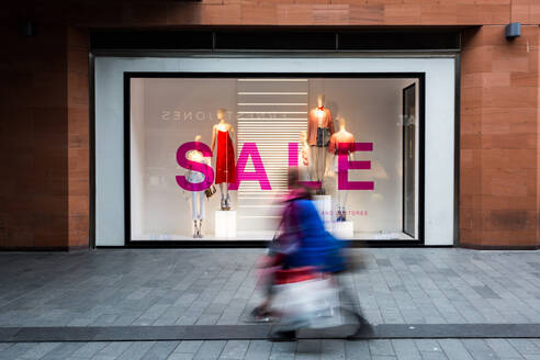 Die Bewegung der Kunden im Einkaufszentrum Liverpool One vor einem Geschäft mit einem Ausverkauf, Liverpool, Merseyside, England, Vereinigtes Königreich, Europa - RHPLF17118