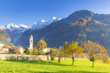 Traditionelles Dorf Soglio im Herbst, Soglio, Bergell, Graubünden, Schweiz, Europa - RHPLF17123