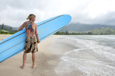 Surfer in der Hanalei Bay, mit einem auf den Rücken gemalten Hai, Kauai, Hawaii, Vereinigte Staaten von Amerika, Nordamerika - RHPLF17131