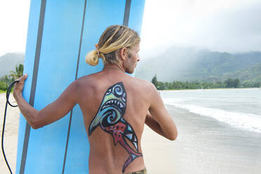 Surfer in der Hanalei Bay, mit einem auf den Rücken gemalten Hai, Kauai, Hawaii, Vereinigte Staaten von Amerika, Nordamerika - RHPLF17132