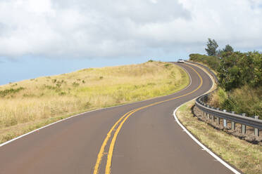 Kurvenreiche Straße auf Kauai, Hawaii, Vereinigte Staaten von Amerika, Nordamerika - RHPLF17136