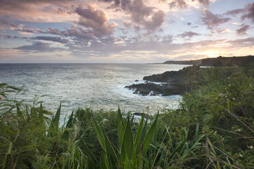 Südküste von Kauai bei Sonnenuntergang, Hawaii, Vereinigte Staaten von Amerika, Nordamerika - RHPLF17142