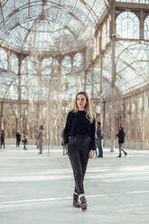 Stilvolle schöne junge Frau, die im Crystal Palace in Madrid, Spanien, spazieren geht - ADSF07250