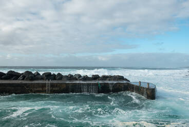 Wogendes Meer in der Nähe des steinernen Piers - ADSF07295