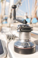 Winde mit Griff zum Heben von Seil auf Boot in sonnigen Tag auf unscharfen Hintergrund - ADSF07310