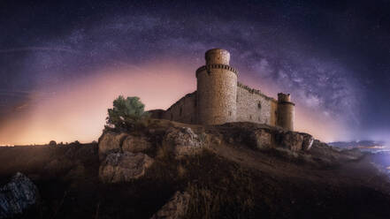 Mysteriöse ruinierte alte Festung auf Nacht Sternenhimmel Hintergrund - ADSF07329