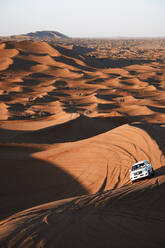 Safari im Geländewagen zwischen Sanddünen an einem sonnigen Tag in Dubai, Vereinigte Arabische Emirate - ADSF07342