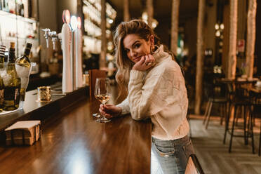 Stilvolle Frau trinkt Wein in einer Bar - ADSF07391