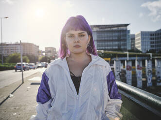 Mode stilvolle Frau mit lila Frisur im Stadtzentrum und selbstbewusst Blick auf die Kamera in hellen Tag - ADSF07451