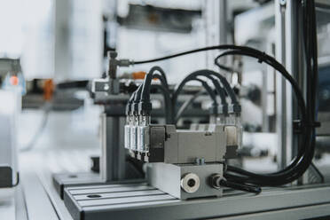 Nahaufnahme einer Maschine mit Kabeln auf einem Tisch im Labor einer Fabrik - MFF05951