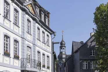 Deutschland, Nordrhein-Westfalen, Monschau, Häuser rund um den historischen Stadtkern - GWF06661