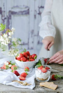 Gesichtsloser Koch mit frischen, saftigen, leckeren Erdbeeren bei der Zubereitung eines cremigen, süßen Desserts - ADSF07646