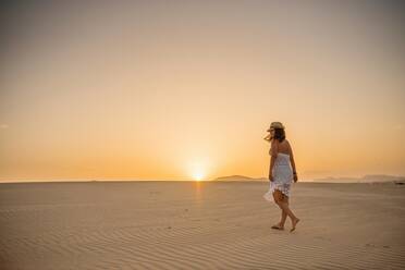 Aktive Frau, die barfuß in der trockenen Wüste läuft - ADSF08077