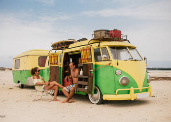 Freunde in Kleinbus mit Anhänger am Strand - ADSF08080