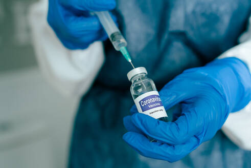 Nurse filling syringe with vaccine liquid - ADSF08091