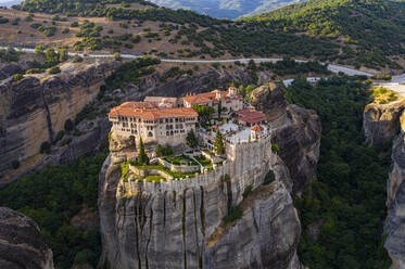 Greece, Thessaly, Scenic view of Monastery of Varlaam - RUNF04043