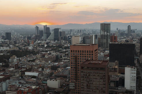 Luftaufnahme einer Stadtlandschaft gegen den Himmel bei Sonnenuntergang, Mexiko - JMPF00268