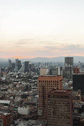 Luftaufnahme einer modernen Stadtlandschaft gegen den Himmel bei Sonnenuntergang, Mexiko - JMPF00269