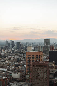 Luftaufnahme einer modernen Stadtlandschaft gegen den Himmel bei Sonnenuntergang, Mexiko - JMPF00269