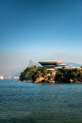 Schöne Aussicht auf das Museum von Niteroi und einen Strand in Brasilien - ADSF08239