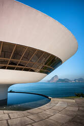 Schöne Aussicht auf das Museum von Niteroi und einen Strand in Brasilien - ADSF08240