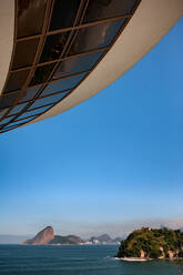 Schöne Aussicht auf das Museum von Niteroi und einen Strand in Brasilien - ADSF08241
