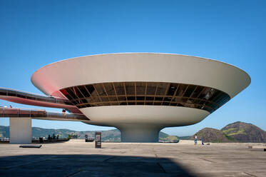 Schöne Aussicht auf das Museum von Niteroi und einen Strand in Brasilien - ADSF08242