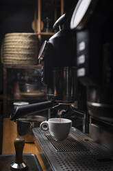 Barista bei der Zubereitung von Kaffee mit einer Kaffeemaschine - ADSF08374