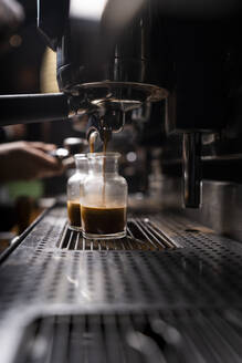 Crop Hände des Mannes, die Kaffee durch automatische professionelle Ausrüstung in Cafe - ADSF08377