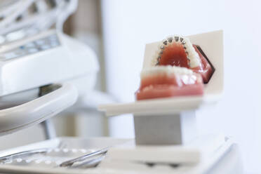 Kieferpuppe mit Zahnspange auf einem Tisch in einem zahnärztlichen Kabinett in einer stomatologischen Klinik - ADSF08475