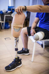 Amputierter junger Mann testet die neue Beinprothese - ADSF08481