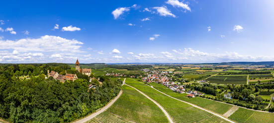Deutschland, Baden-Württemberg, Brackenheim, Blick aus dem Hubschrauber auf Schloss Stocksberg und das umliegende Dorf im Sommer - AMF08324