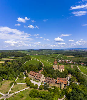 Deutschland, Baden-Württemberg, Brackenheim, Blick aus dem Hubschrauber auf Schloss Stocksberg und das umliegende Dorf im Sommer - AMF08326