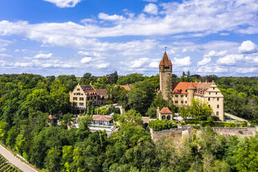 Deutschland, Baden-Württemberg, Brackenheim, Blick aus dem Hubschrauber auf Schloss Stocksberg und den umliegenden Hain im Sommer - AMF08327