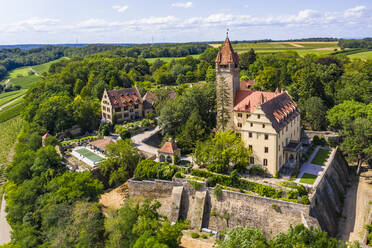 Deutschland, Baden-Württemberg, Brackenheim, Blick aus dem Hubschrauber auf Schloss Stocksberg im Sommer - AMF08328