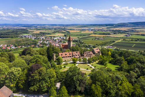 Deutschland, Baden-Württemberg, Brackenheim, Blick aus dem Hubschrauber auf Schloss Stocksberg und das umliegende Dorf im Sommer - AMF08329