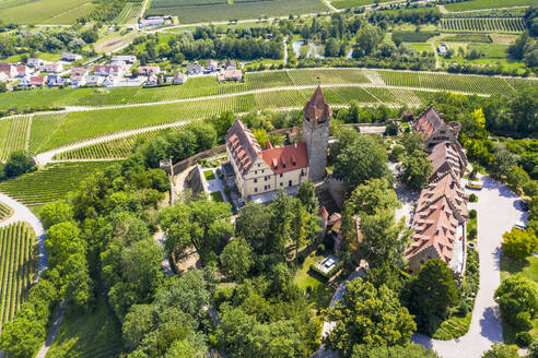 Deutschland, Baden-Württemberg, Brackenheim, Blick aus dem Hubschrauber auf Schloss Stocksberg und das umliegende Dorf im Sommer - AMF08330