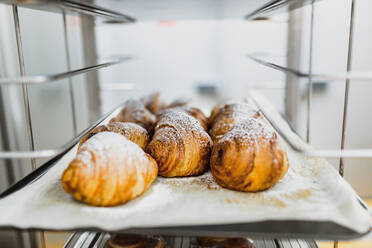 Nahaufnahme von vorbereiteten Croissants in einer Bäckerei - MRRF00197