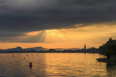 Deutschland, Baden-Württemberg, Radolfzell, Bewölkter Himmel über dem Bodensee bei stimmungsvollem Sonnenuntergang - ELF02166