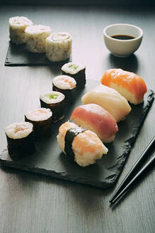 Sushi-Set Sashimi-Rollen serviert - CAVF87804