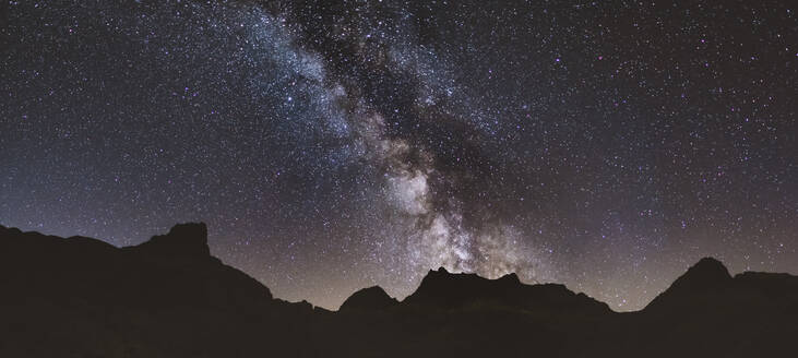 Milchstraße und ihr Kern über den Bergen der Sierra de Gredos, Spanien - CAVF87806