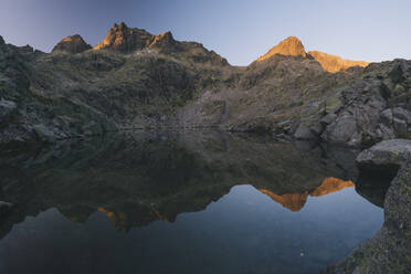 Granitspitzen mit Spiegelungen über dem See in der Sierra de Gredos, Spanien - CAVF87807