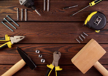 Werkzeugarbeiter, Hammer, Schraubenzieher, Zange auf einem hölzernen Hintergrund, Ansicht von oben - CAVF87847