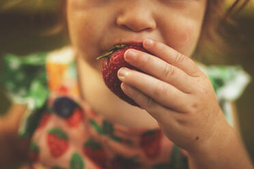 Mädchen isst Erdbeeren im Sommer - CAVF87864