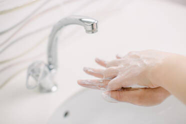 Die Frau wäscht sich die Hände mit der chirurgischen Handwaschmethode. - CAVF87898