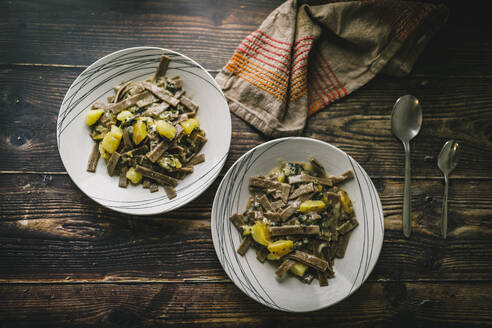 Typische Pasta pizzoccheri alla valtellinese, aus Valtellina, Italien - CAVF87906