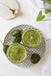 Gesunder grüner Smoothie - Spinat, Avocado und Kiwi-Apfel mit Zitronensaft, Superfood, Detox und gesunde Ernährung. Von oben - ADSF08800